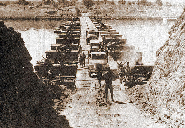 Egyptian troops crossing the Suez Canal on October 7, 1973.jpg