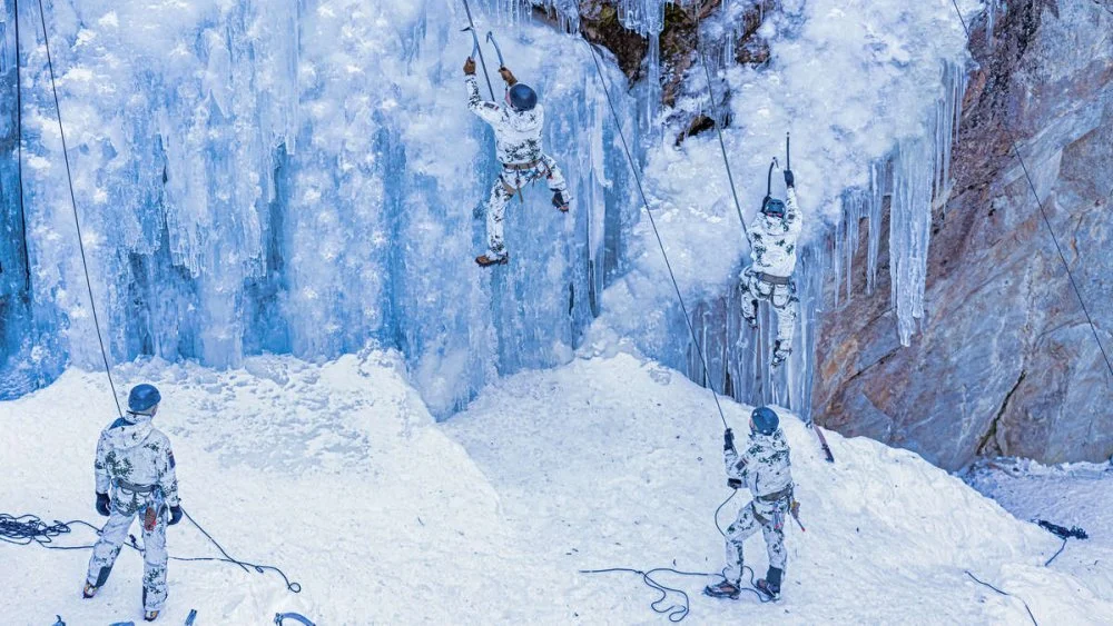 eisklettern-an-einem-gefrorenen-wasserfall.jpeg