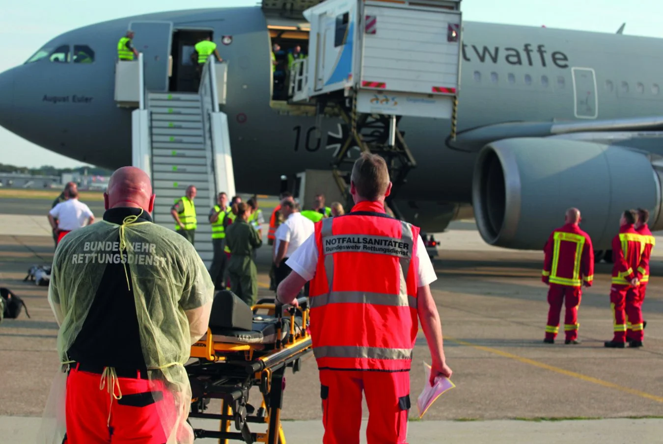 Entladen-von-Patienten-aus-dem-Airbus-A310-in-der-MedEvac-Variante-zum-Weitertransport-in-ein-...jpg