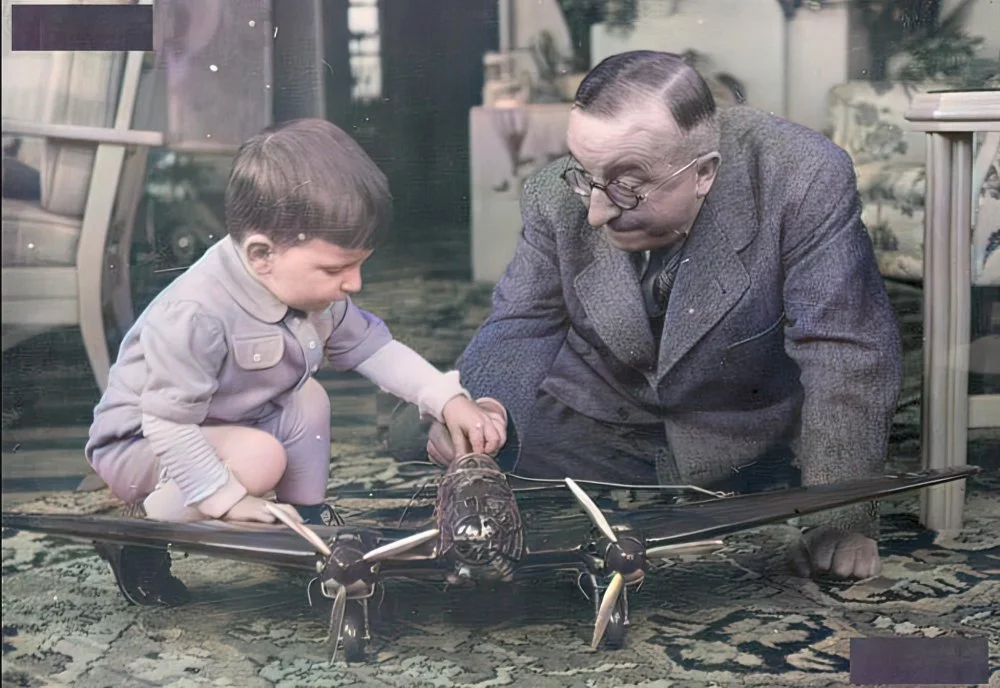 Ernst Heinkel le muestra a su hijo menor un modelo de un bombardero He 111. 22 de mayo de 1941.webp