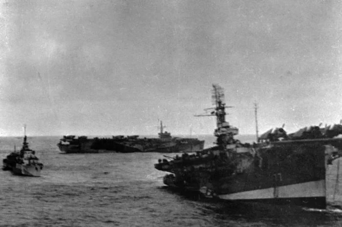 Escorting the damaged torpedo 22081944 North Atlantic aircraft carrier Nabob.webp