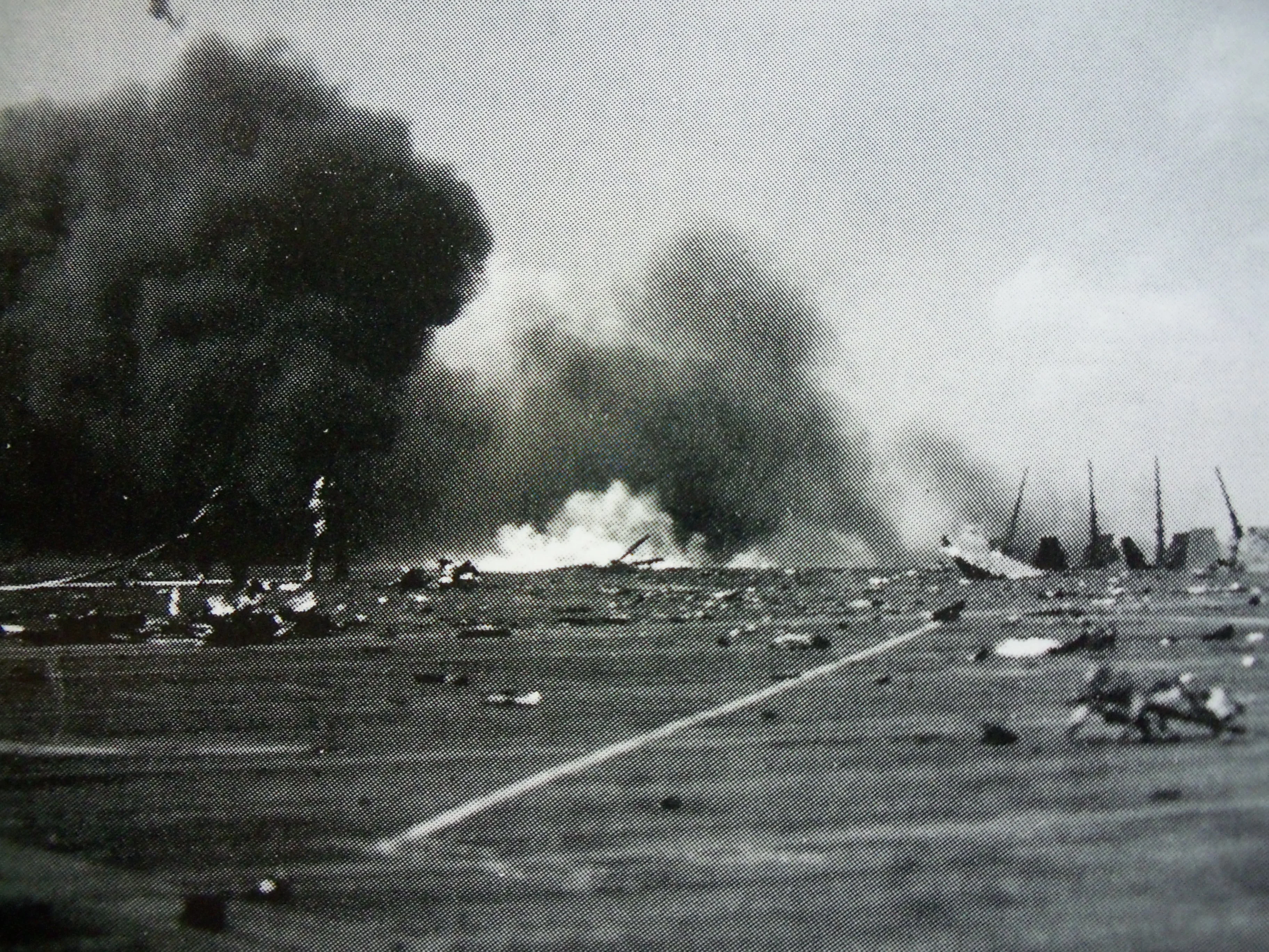 ESSEX CV-9 097 1 MP Damage control unit going into action after Kamikazi hit 25 Nov 1944.webp