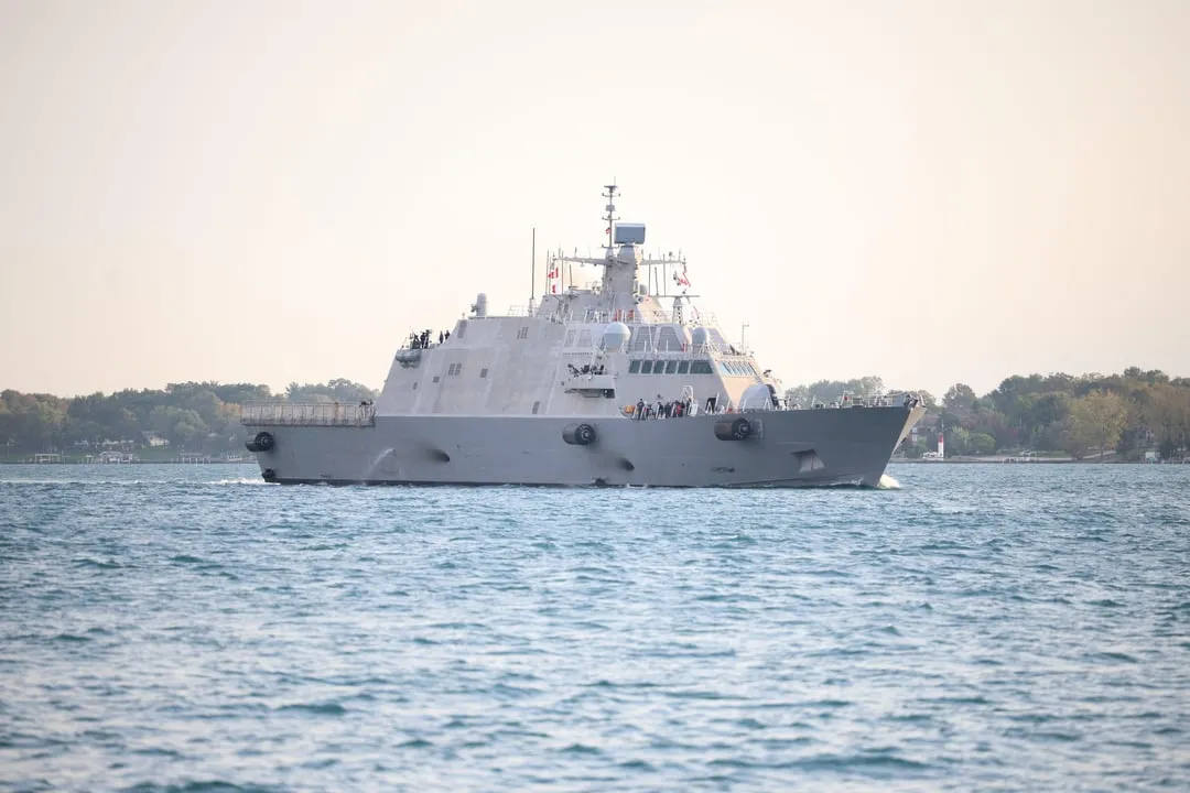 et-lcs-27-transiting-the-st-clair-v0-3gihk7fcl5td1.webp