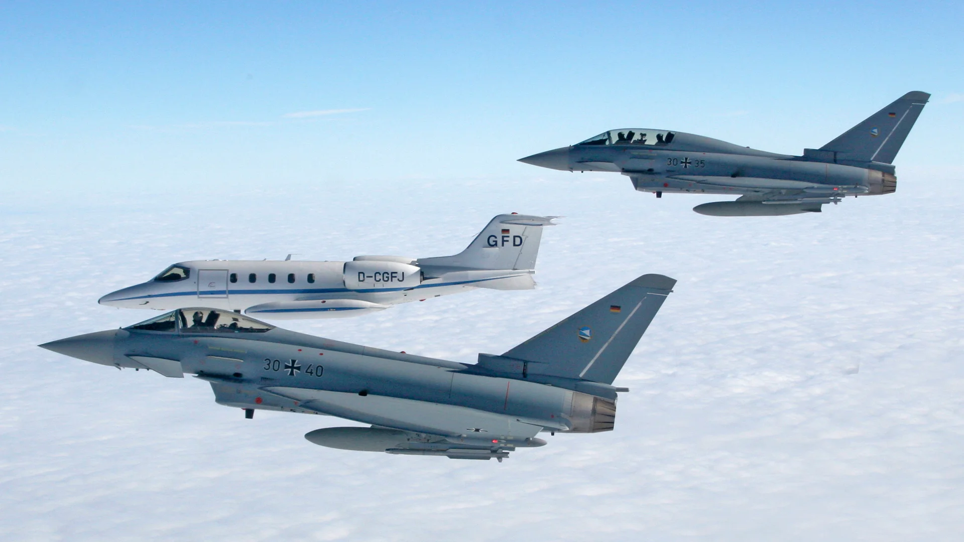 Eurofighter-und-Learjet.webp