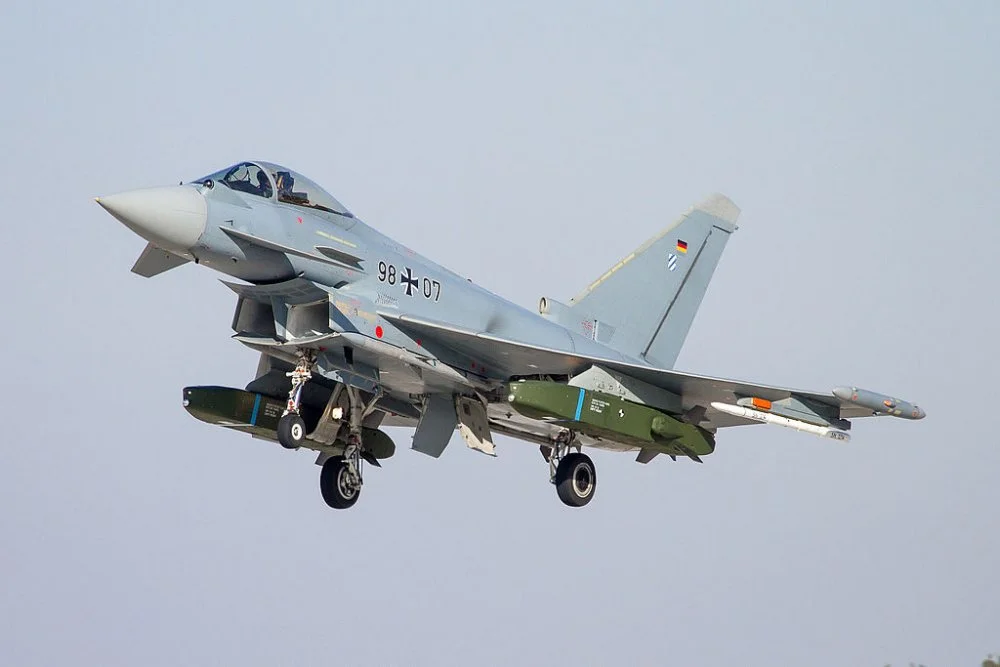 Eurofighter_Typhoon_IPA_7_with_TAURUS_ETSI_Final_Approach_No._1.webp