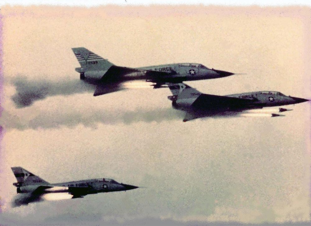F-106B 57-2539 of the 94th FIS Aim-4 Falcon missiles along side two other F-106Bs of the 539 F...jpg