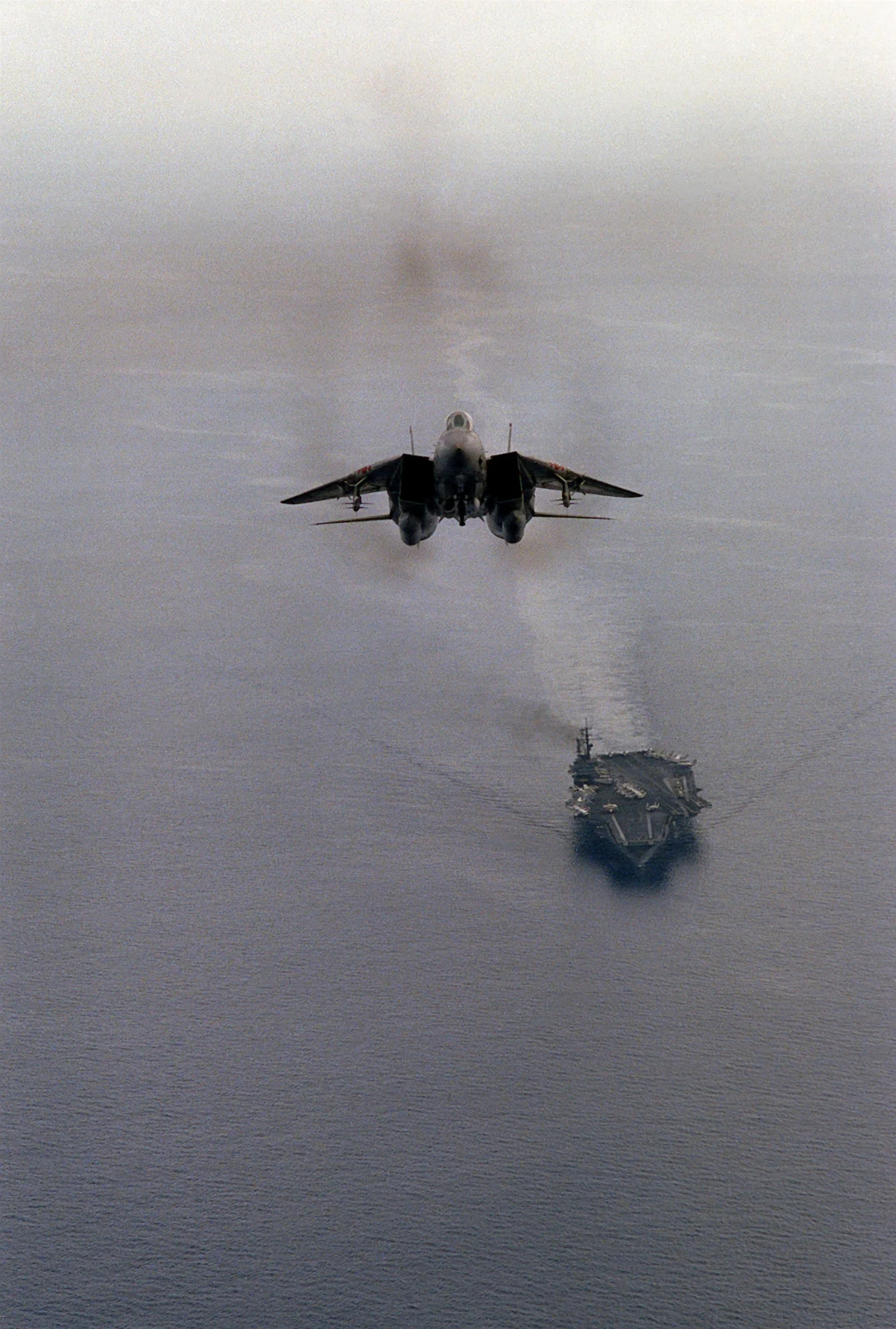 F-14A_VF-102_Front_View_in_Front_of_Carrier_2.webp