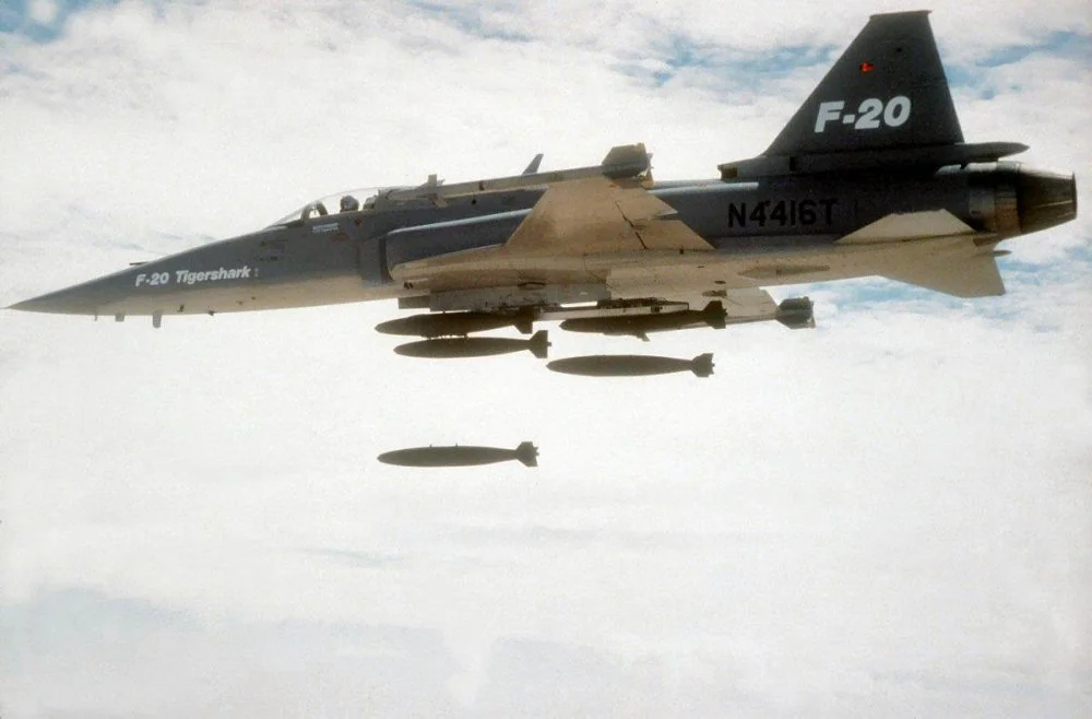 F-20 (N4416T) dropping bombs.webp