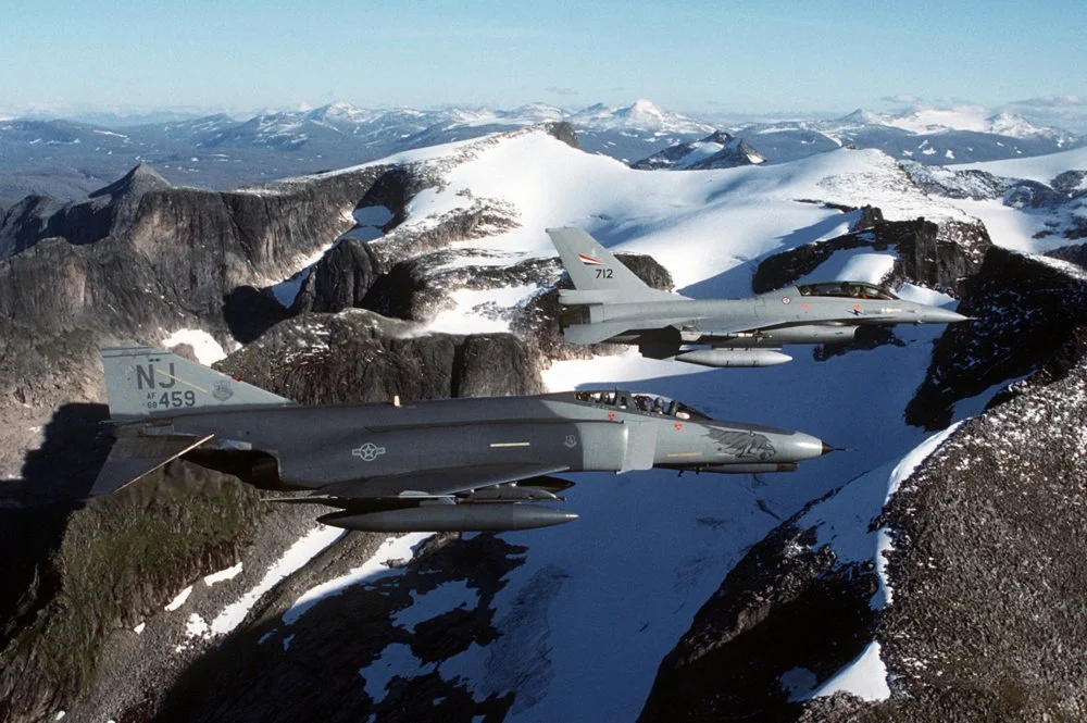 F-4E_New_Jersey_ANG_with_Norwegian_F-16B_1989.webp