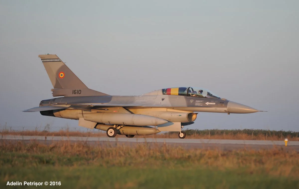 F16-tricolor.webp