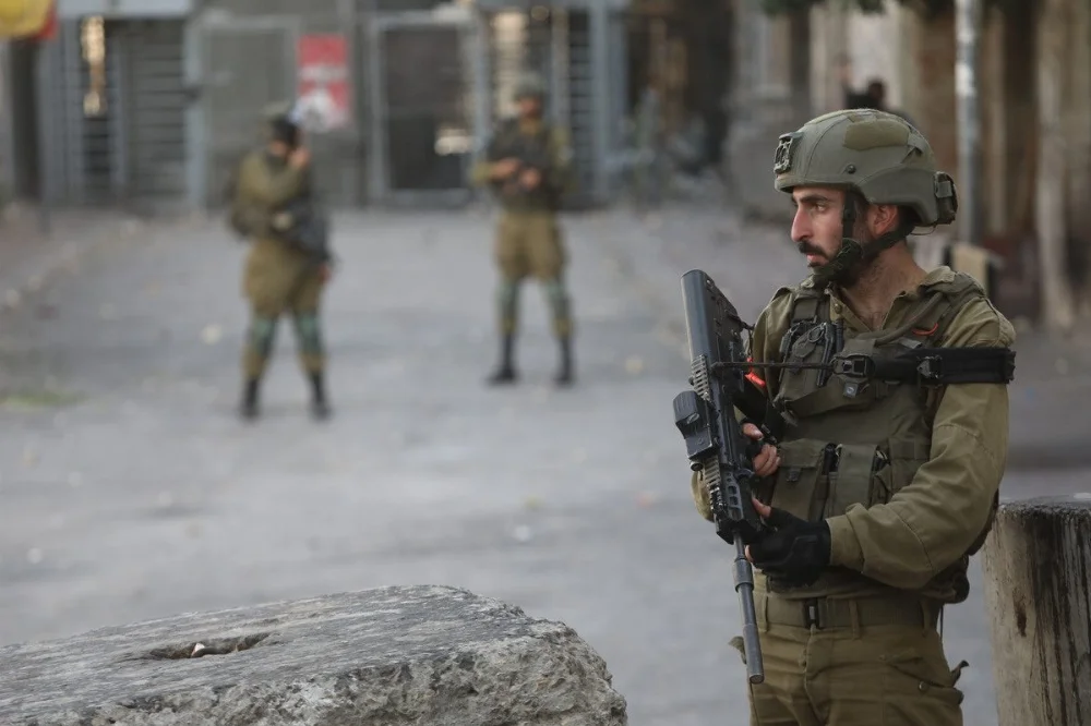 F_6_PALESTINIANS_BY_THE_ISRAELI_SOLDIERS_IN_NABLUS.jpg