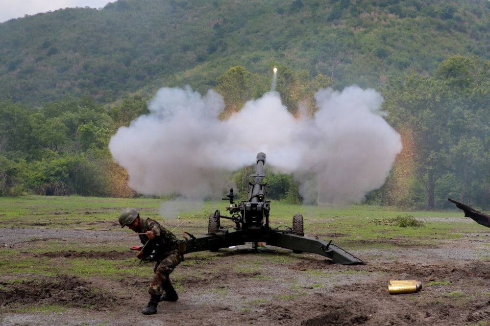 firing_LG1_howitzer_with_extended_range_ammunition.jpg