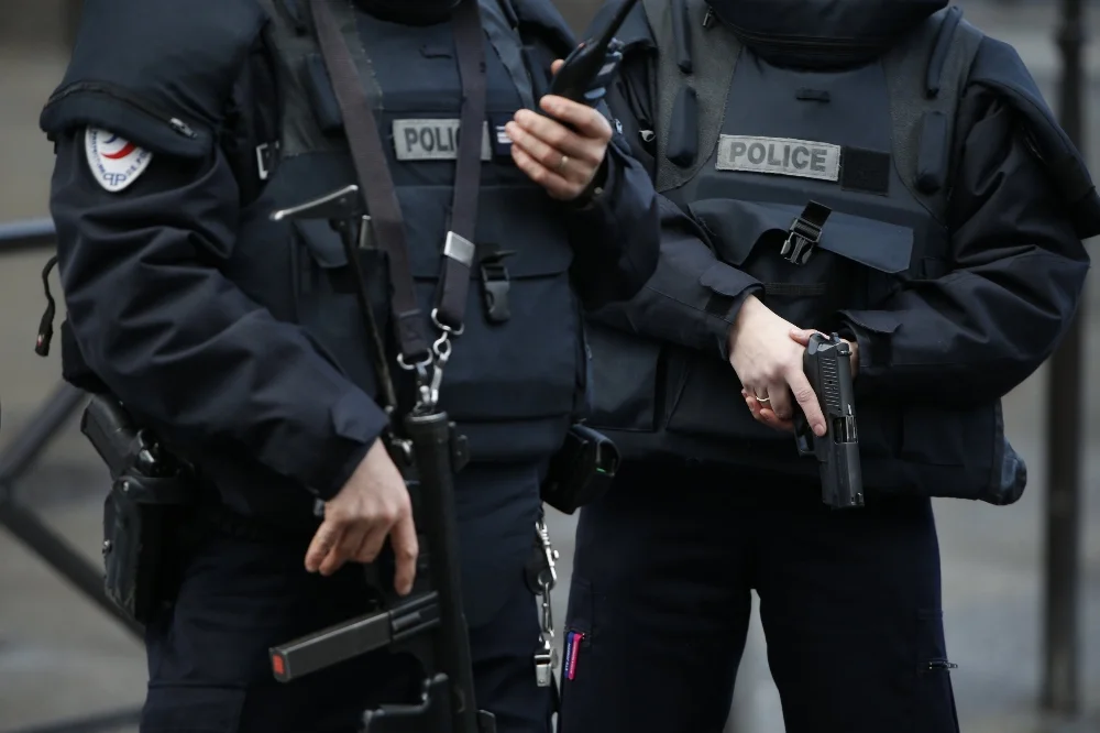 french-police-holding-guns.jpg