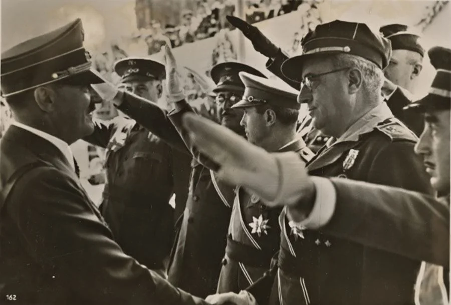 fuhrer-greeting-salute.jpg