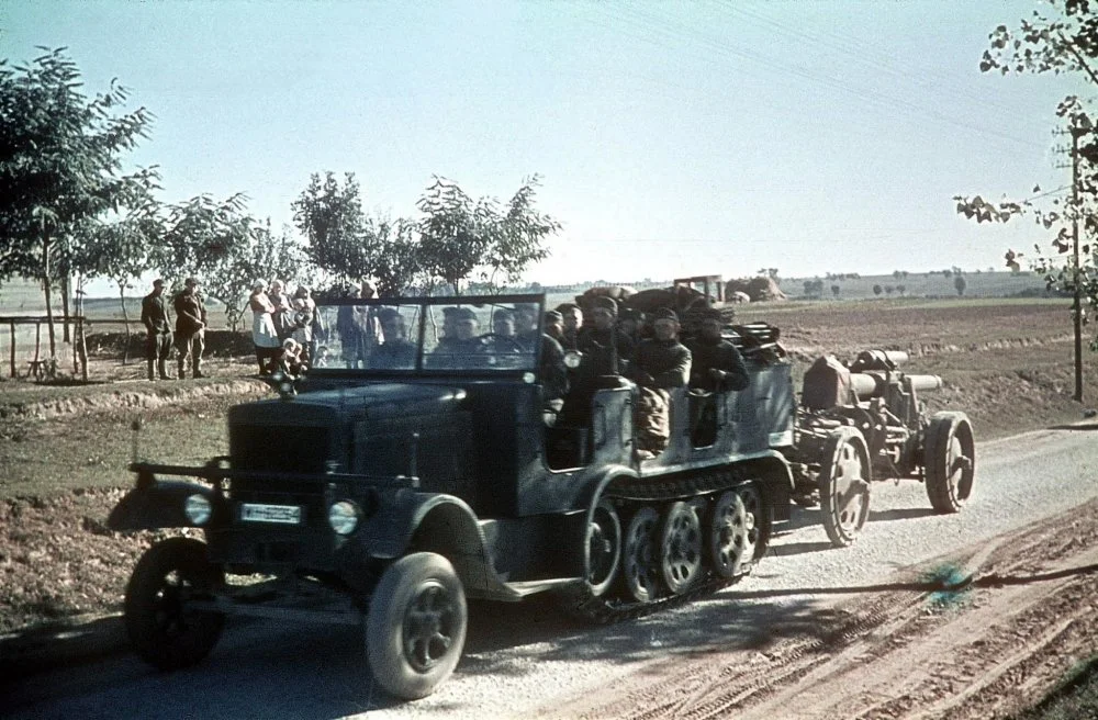 German artillery on the advance in the Ukraine.webp