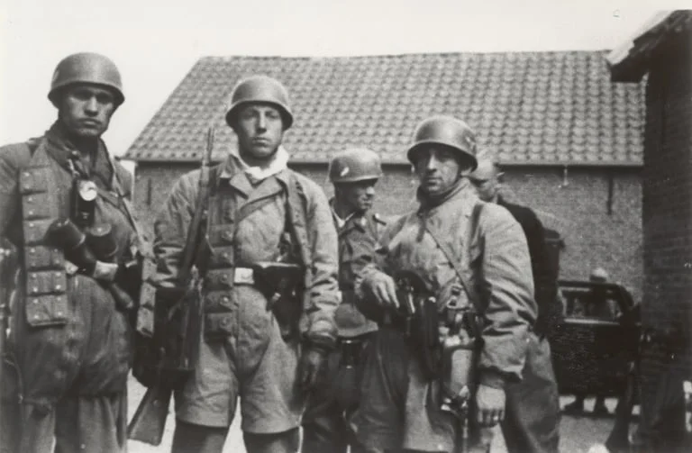 german-paratroopers-in-holland-1940.-war-relics-forum.webp