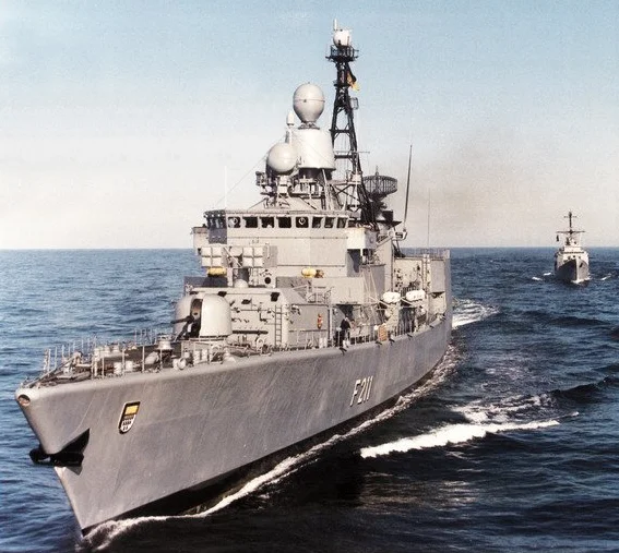 German_frigate_Köln_(F211)_underway_during_NATO_exercise_North_Star_1991.jpg