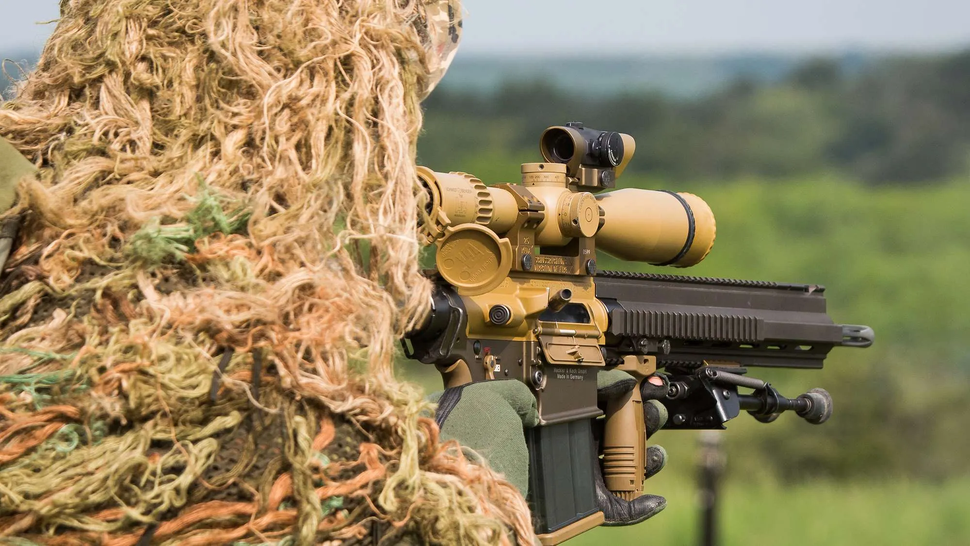 getarnter-soldat-haelt-gewehr-g28.webp