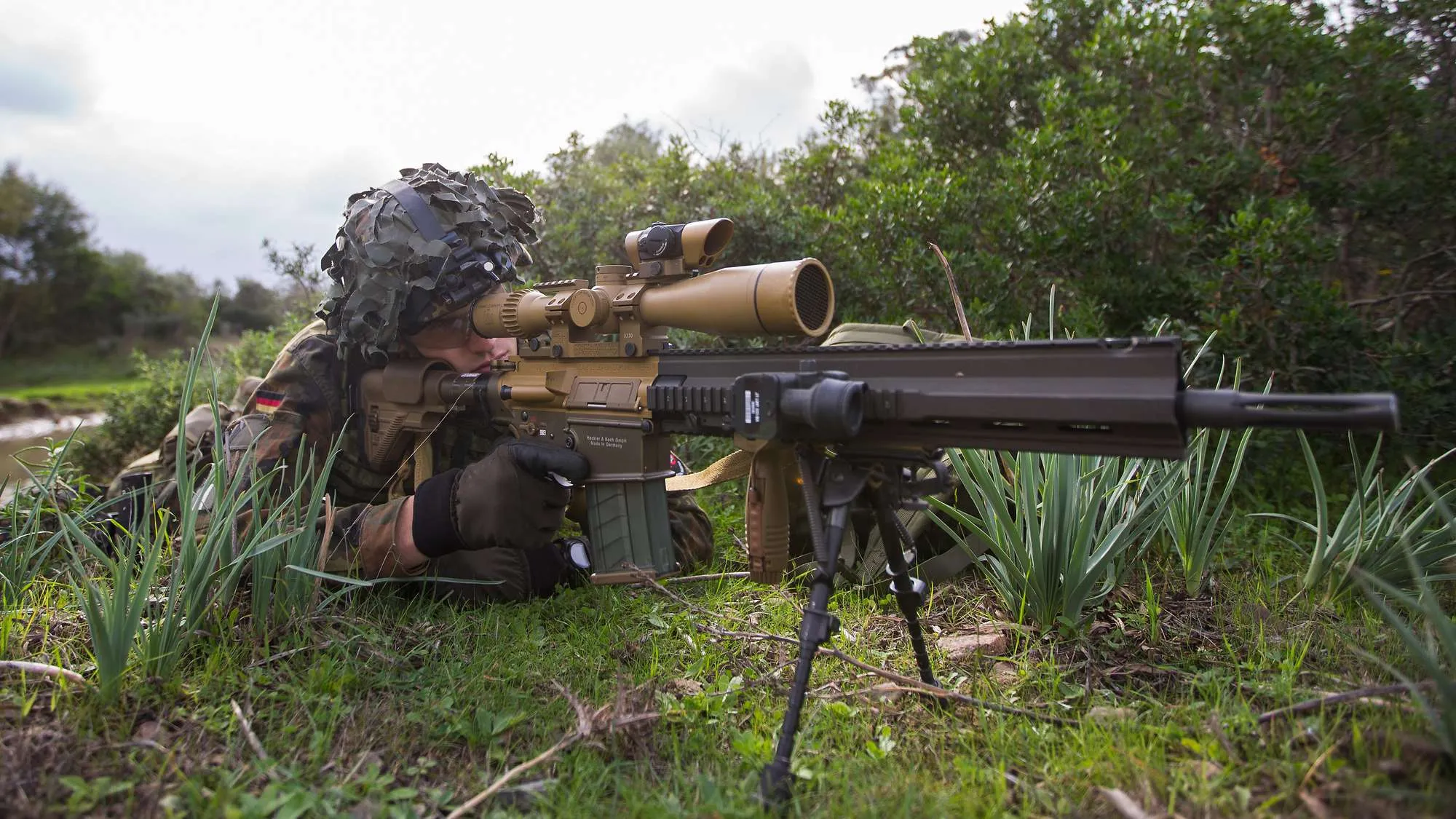 getarnter-soldat-mit-gewehr-g28.webp
