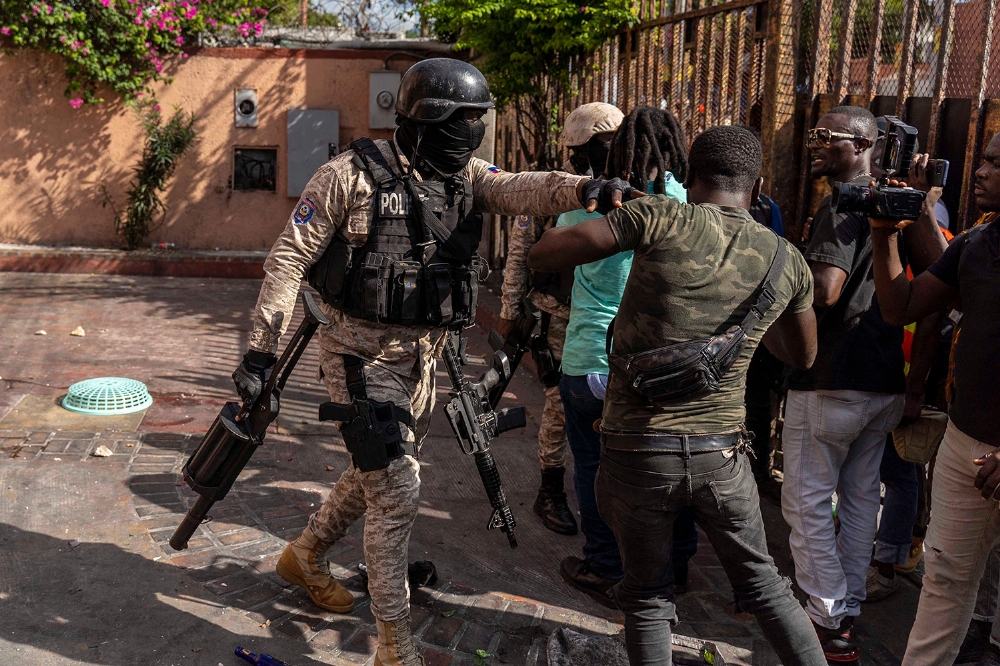 Haiti-police-gangs-unrest-GettyImages-1243878688.jpg