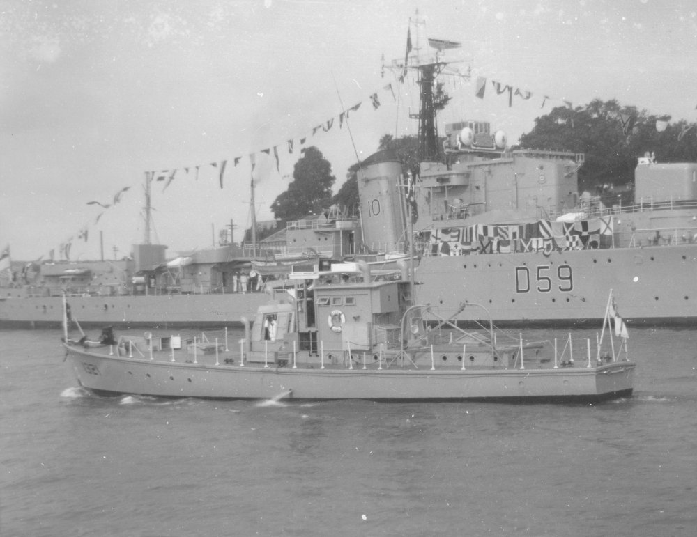 HDML 1321 as SDB 1321 alongside HMAS Anzac.jpg