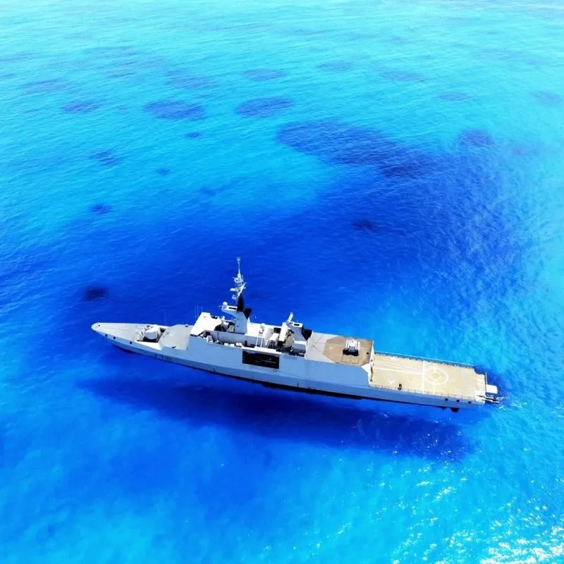 he-frigate-in-blue-seas-800-x-800-v0-qujwgxcsvfvd1.webp