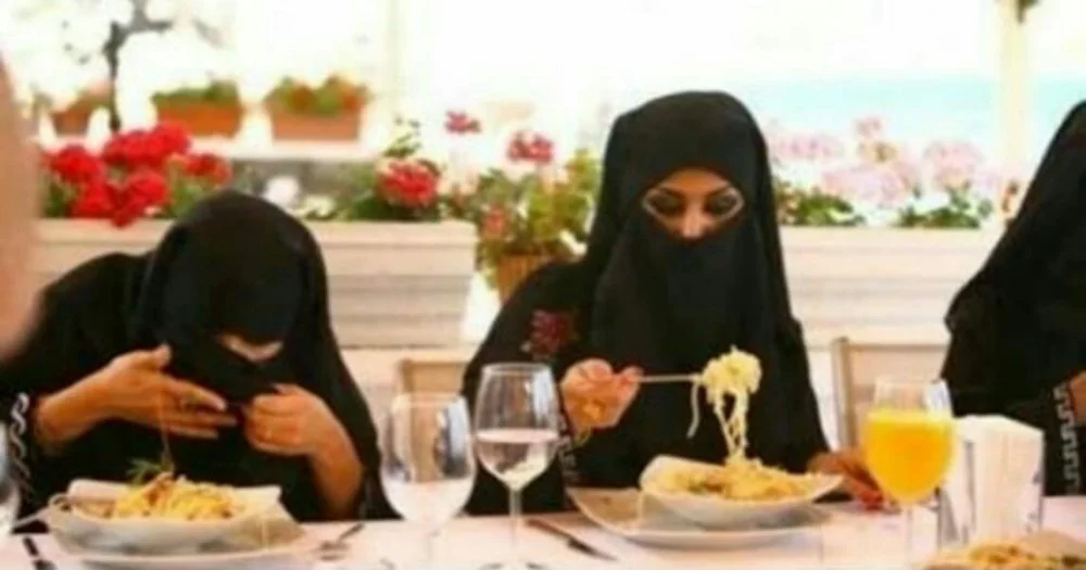 hijab-wearing-girl-eats-noodles-with-bare-hands-360030001..webp