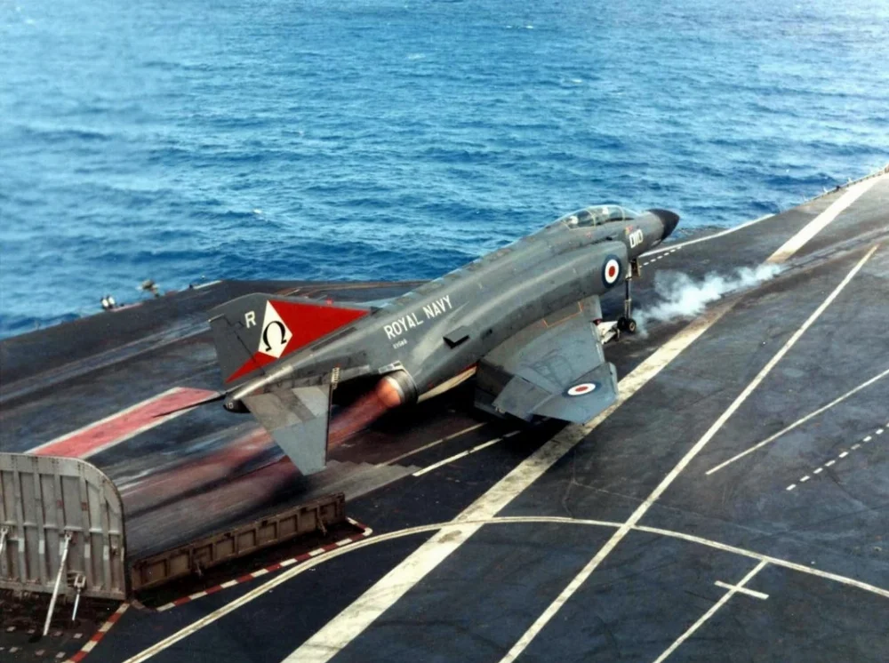 HMS-Ark-Royal-en-marzo-de-1972.jpg