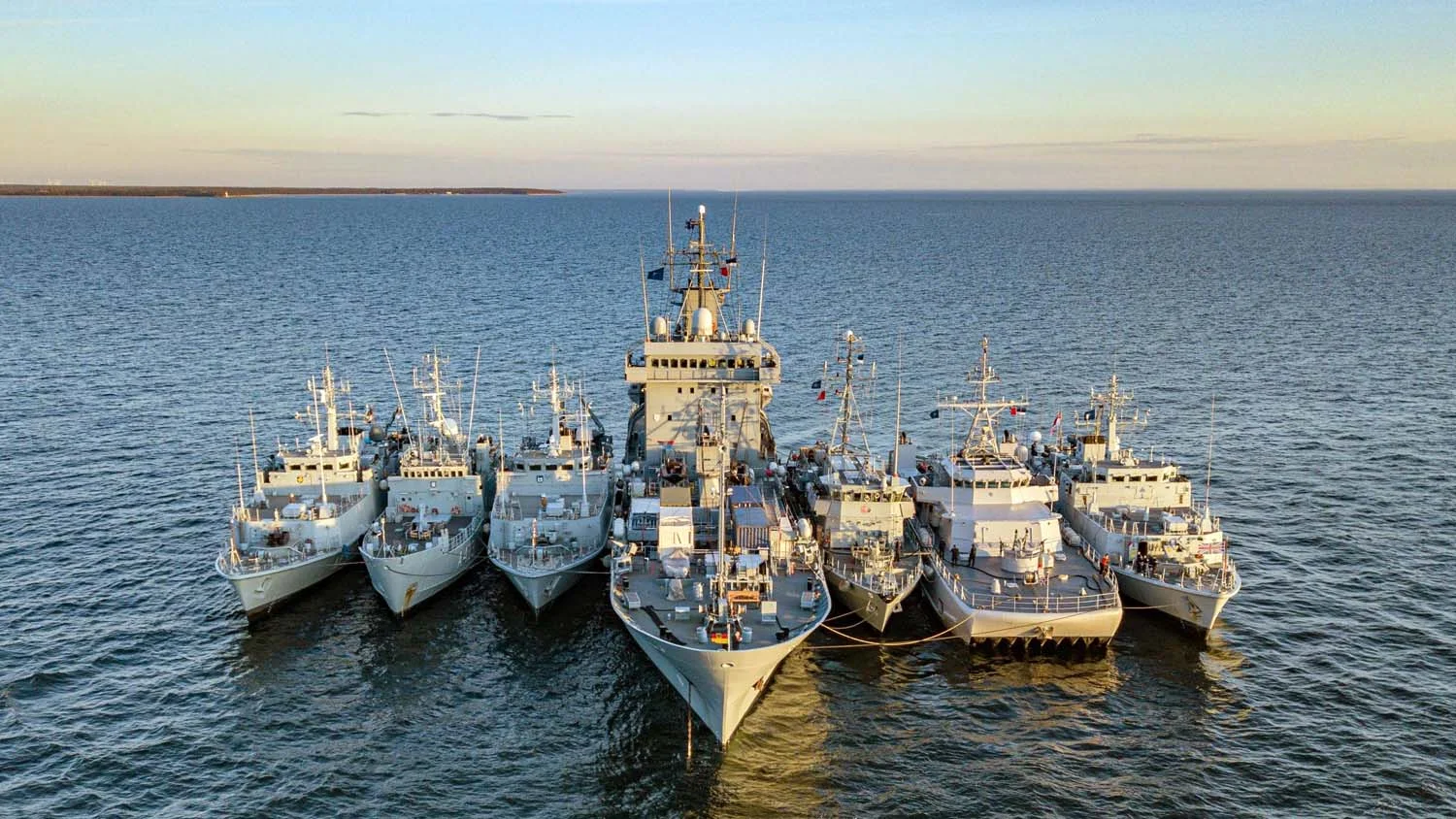 HMS Ramsey far right rafted up in Estonia.webp