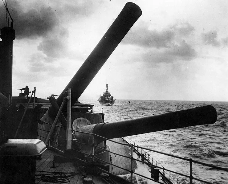 HMS_Hood_Aft_guns_1926_USNHC_57184.webp