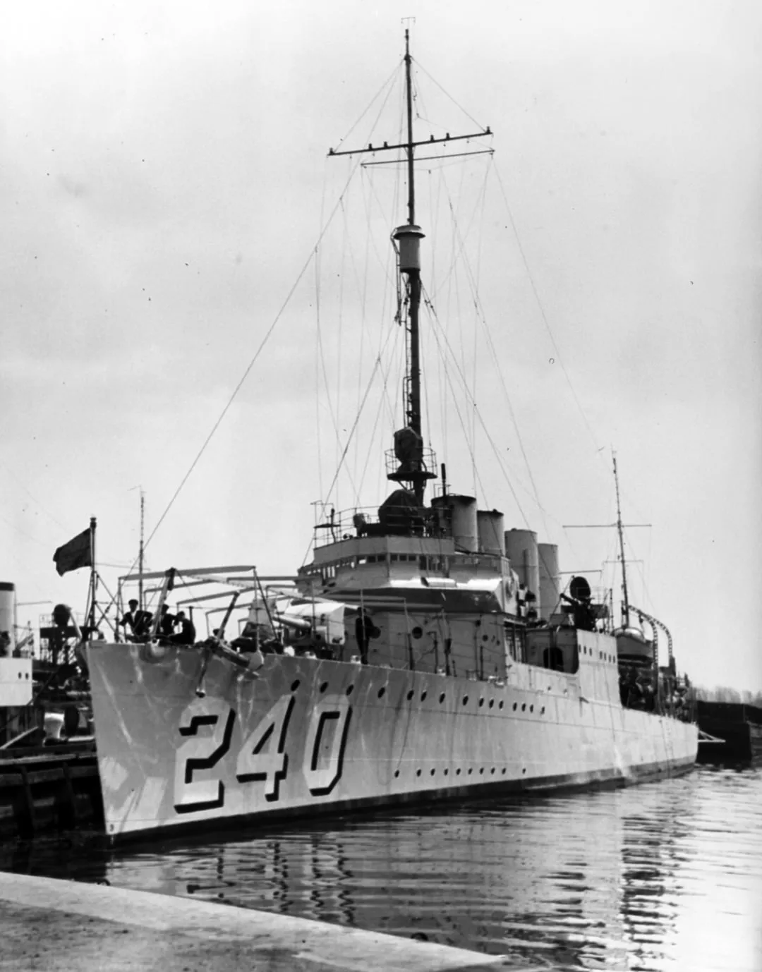 iday-uss-sturtevant-dd-240-at-the-v0-hx0jgomeb11e1.webp