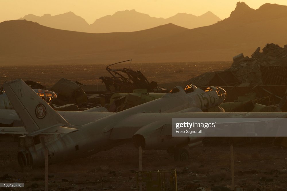 Il-28s AAF abandonados en base aerea Herat, 02-09-2010.jpg