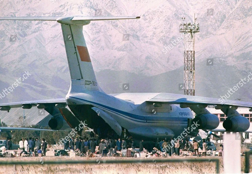 Il-76 Aeroflot en Kabul con civiles.webp