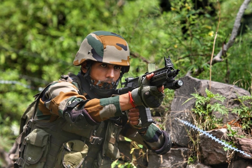 Indian_Army_personnel_with_Sig_7.jpg
