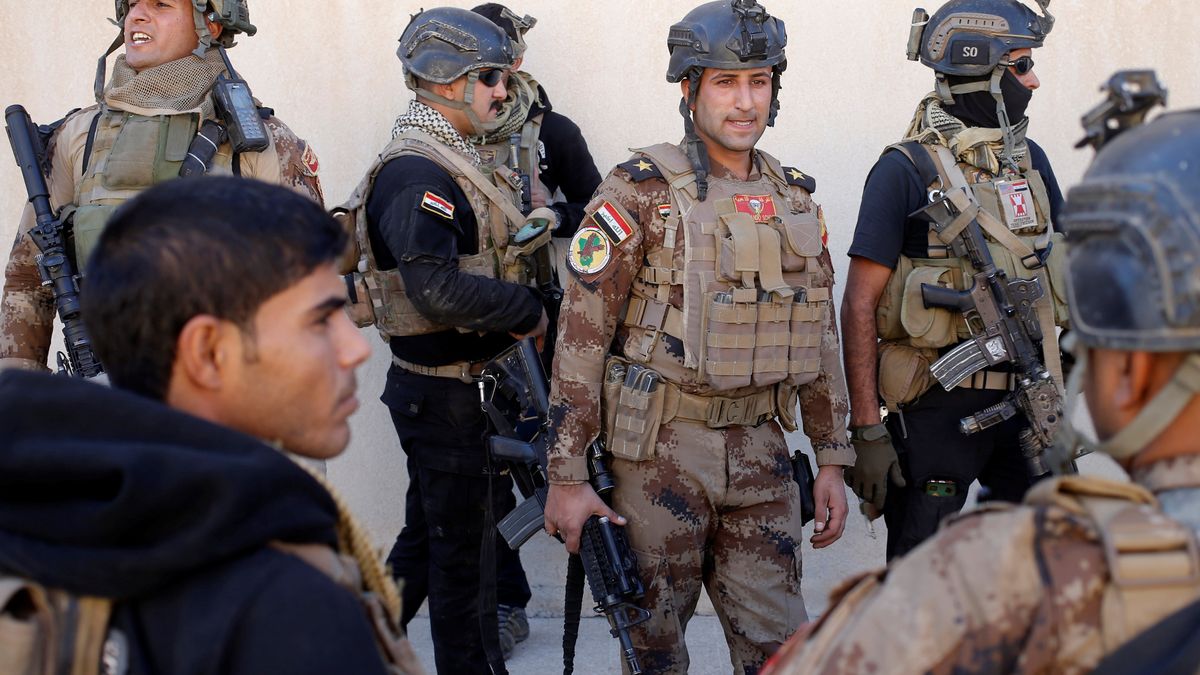 Iraqi-special-forces-soldiers-gather-during-a-break-in-fighting-with-Islamic-State-fighters-in...jpg