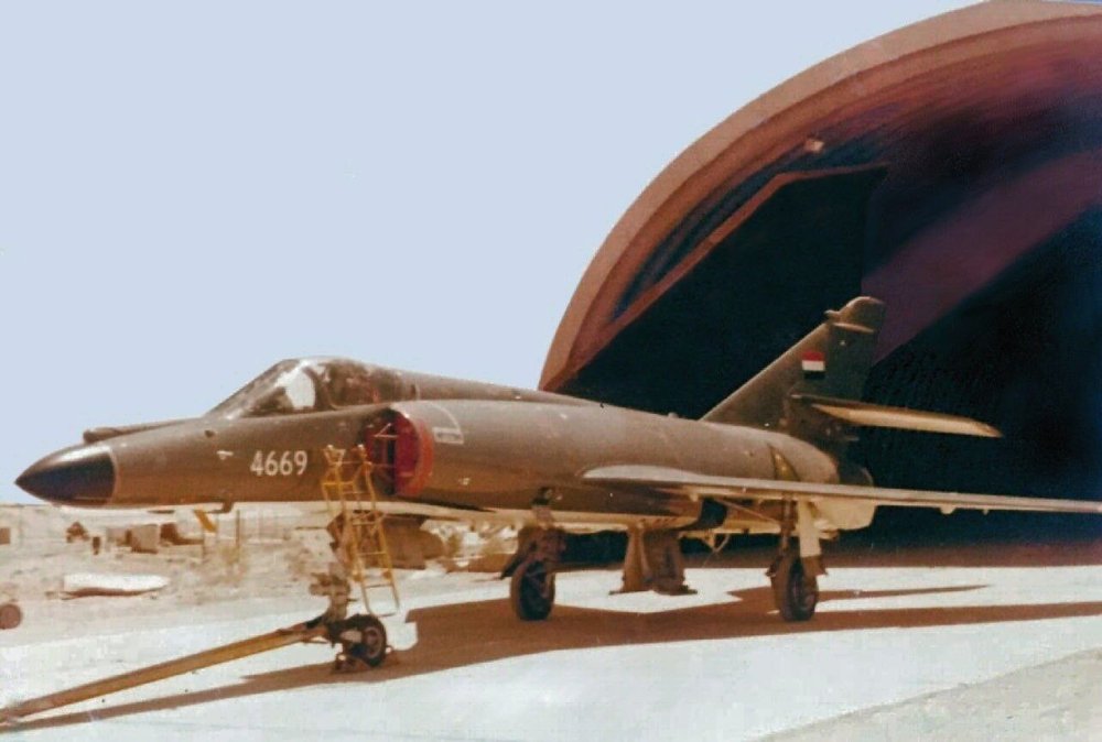 Iraqi Super Étendard (4669) on ground.jpg