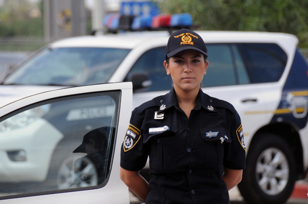 Israel-Police-Officer-and-Police-Car.jpg
