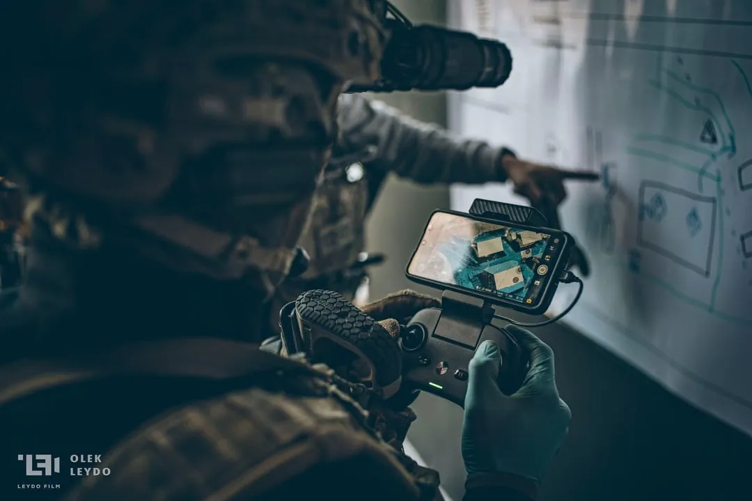 it-grom-drone-operator-during-cqb-v0-r8n1zk68cwgd1.webp