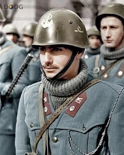 Italian soldier belonging to the Guardiamarina Marine Infantry Decima MAS.webp