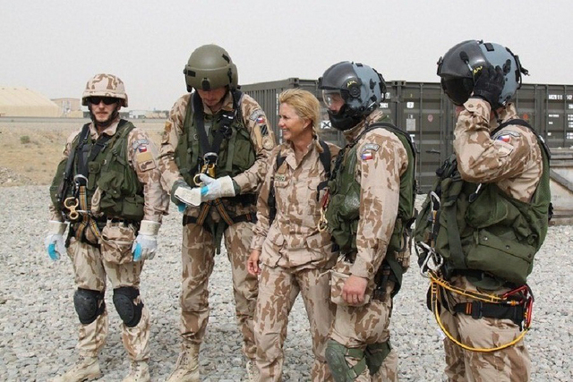 kapitanka-sovakova--byla-nasazena-v-zahranicni-operaci-v-iraku-a-s-3--vrtulnikovou-jednotkou-v...jpg