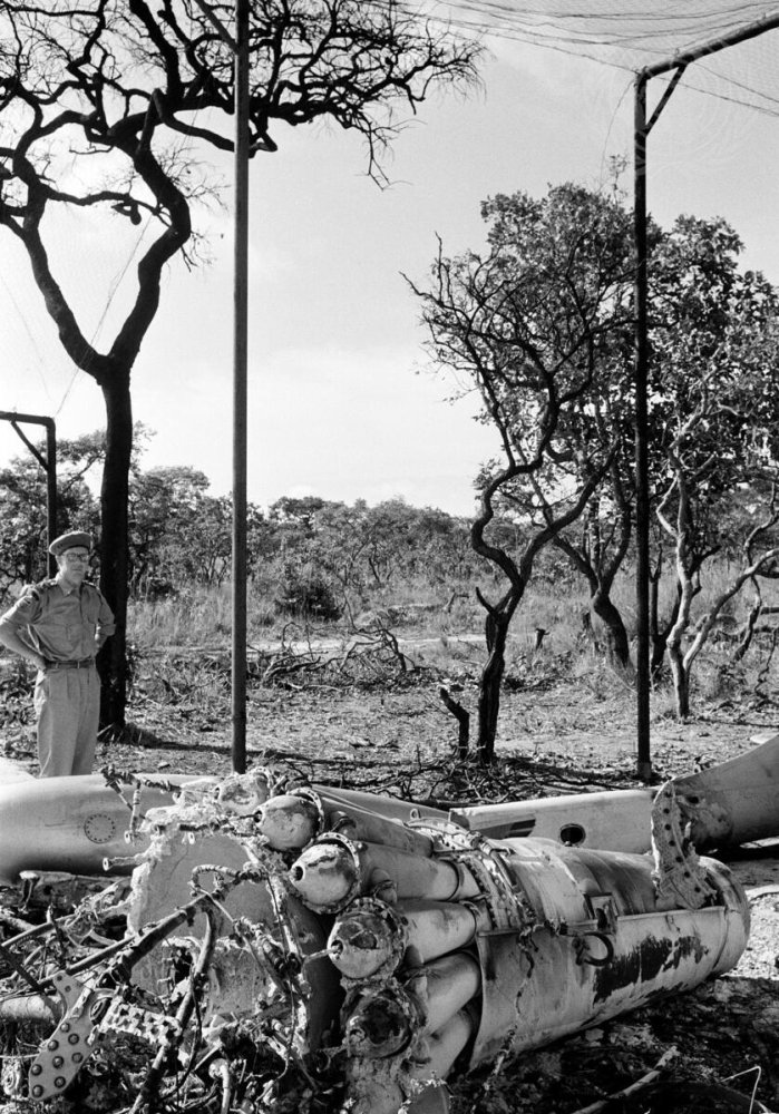 Katangese Vampire destroyed at Kolwesi airport (3 December 1963).jpg