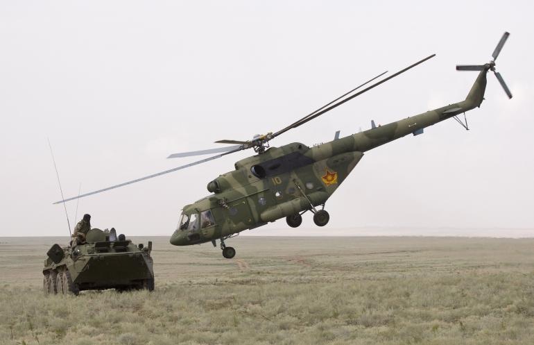 Kazakistan Ordusuna ait Mi-17V5 ve BTR-80.jpg