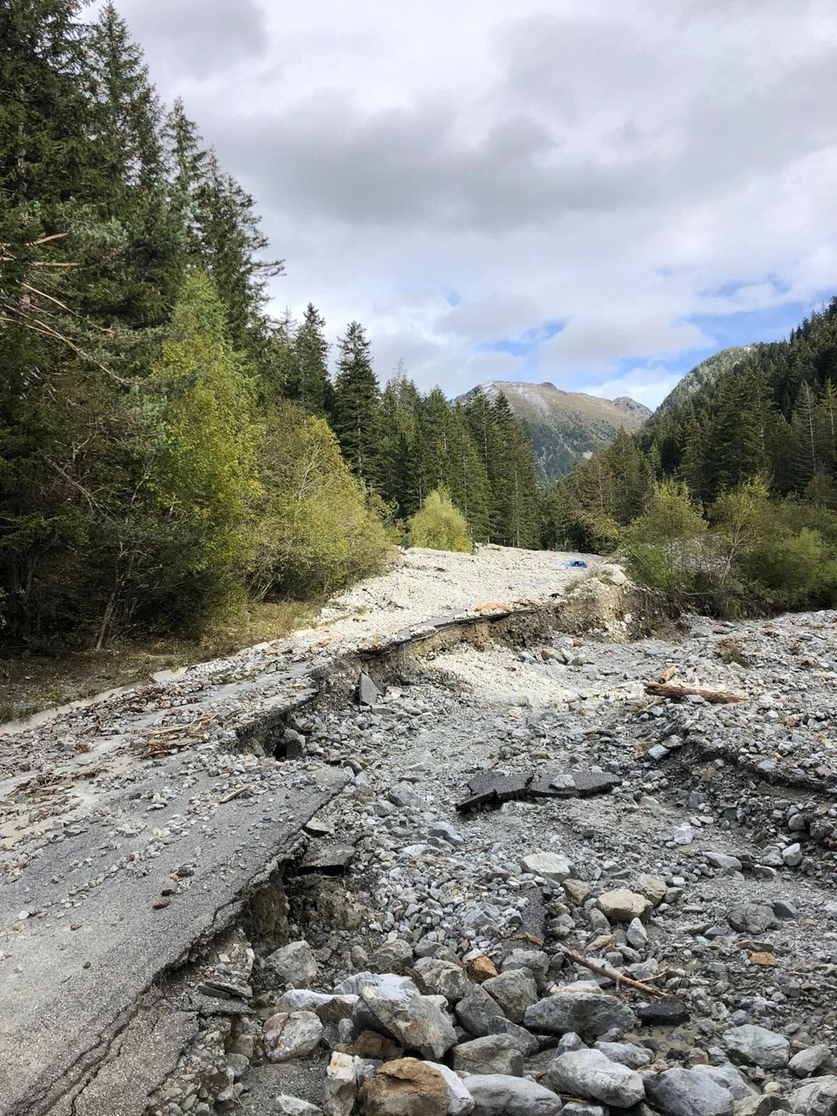 la-crue-torrentielle-de-la-vesubie-a-redessine-la-vallee-emportant-tout-sur-son-passage-route...webp