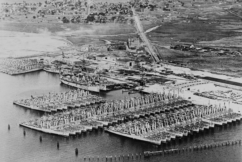Laid_up_destroyers_at_San_Diego_in_1922.jpg