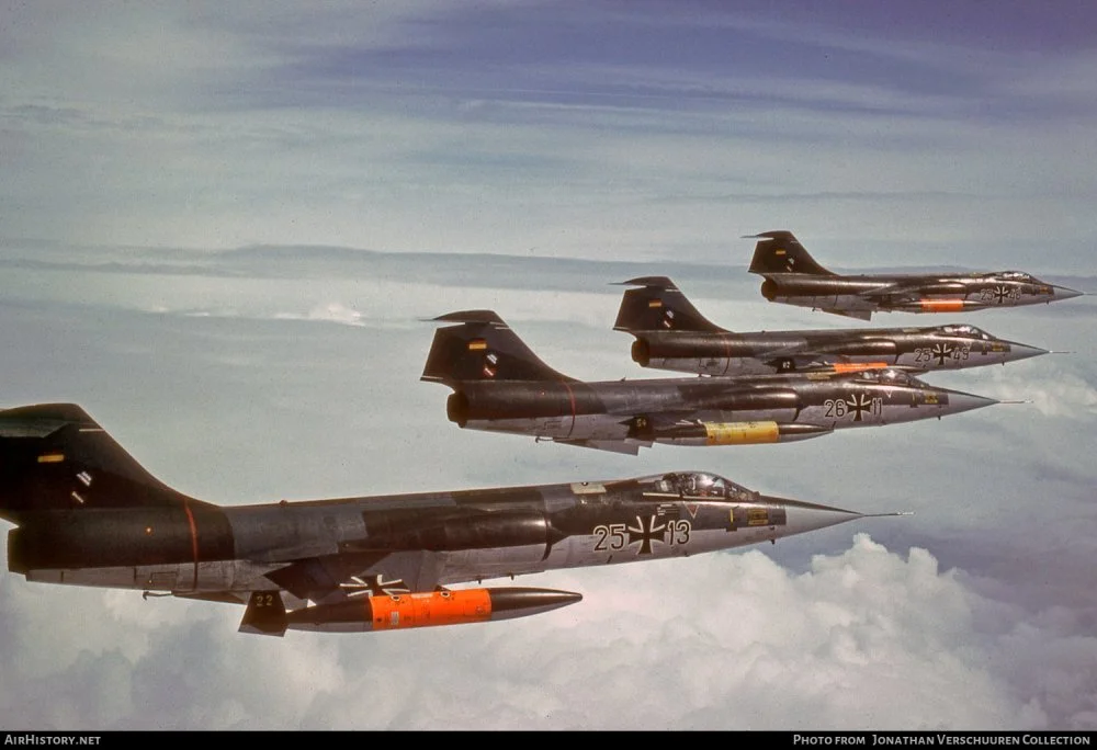 Luftwaffe F-104G (2513, 683D-8277, 2611, 2549 & 2546) inflight (1982).webp