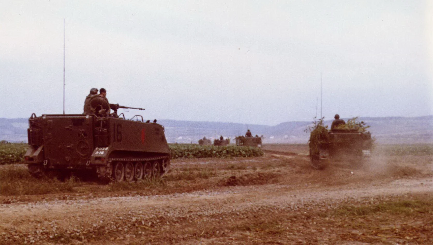 m113-auf-einem-feld-reforger-2-1970.webp