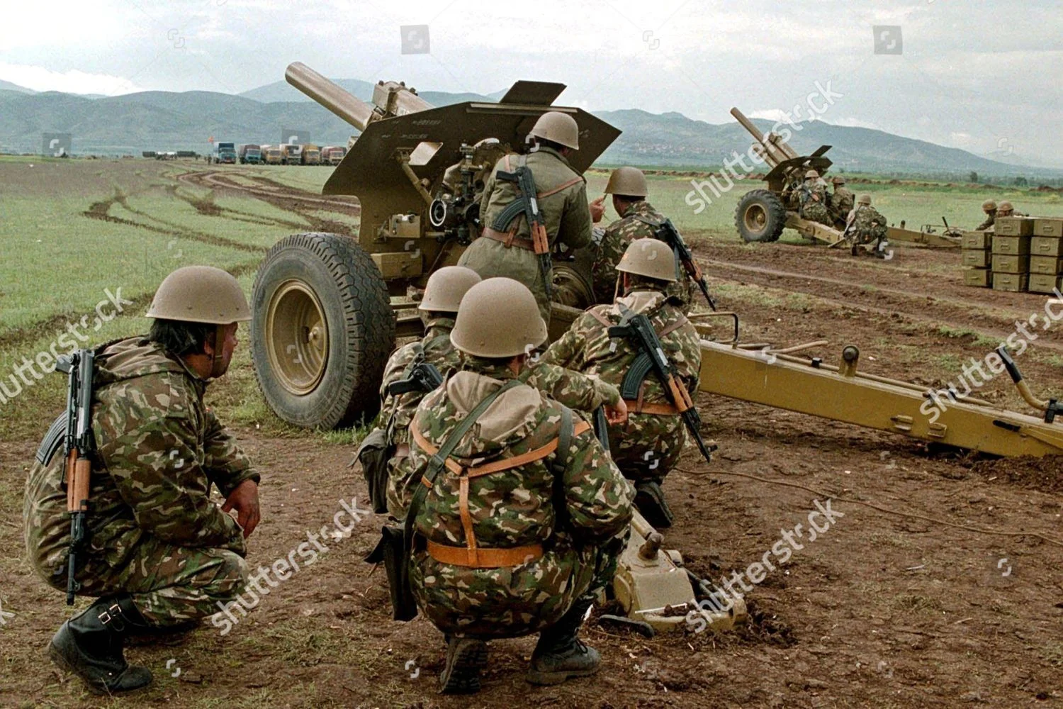 macedonia-howitzer-may-2001-shutterstock-editorial-7739717a.webp