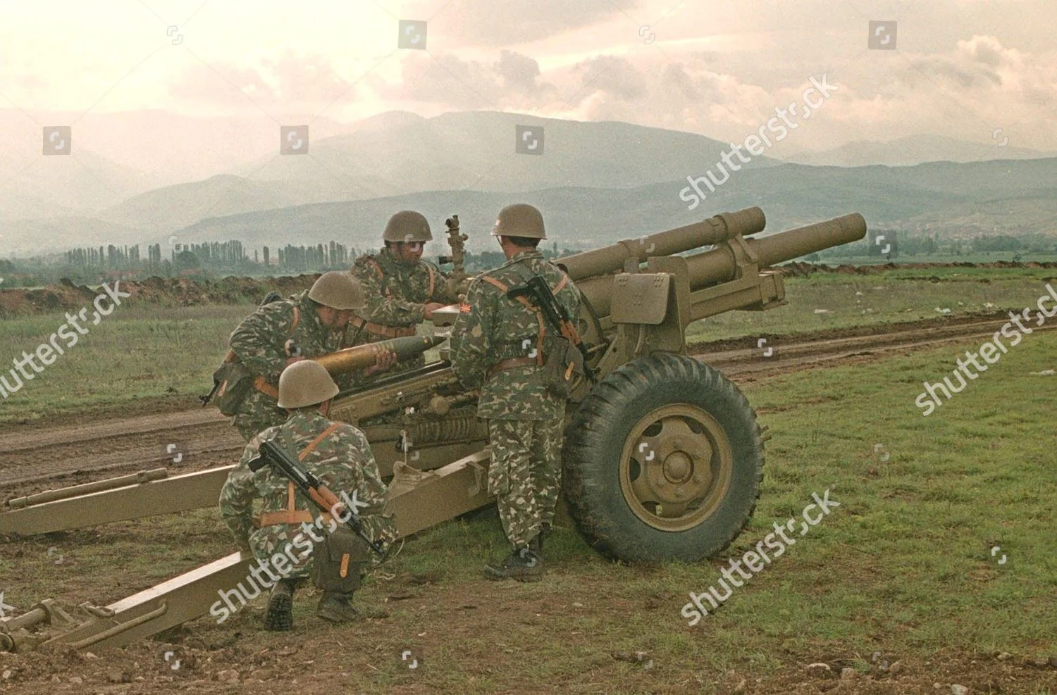 macedonia-howitzer-may-2001-shutterstock-editorial-7739717b.webp