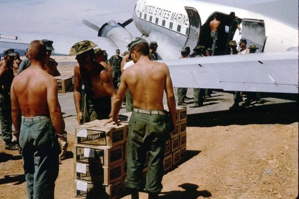 Marines descargando cervezas en el aeropuerto de Chu Lai, 1965.webp