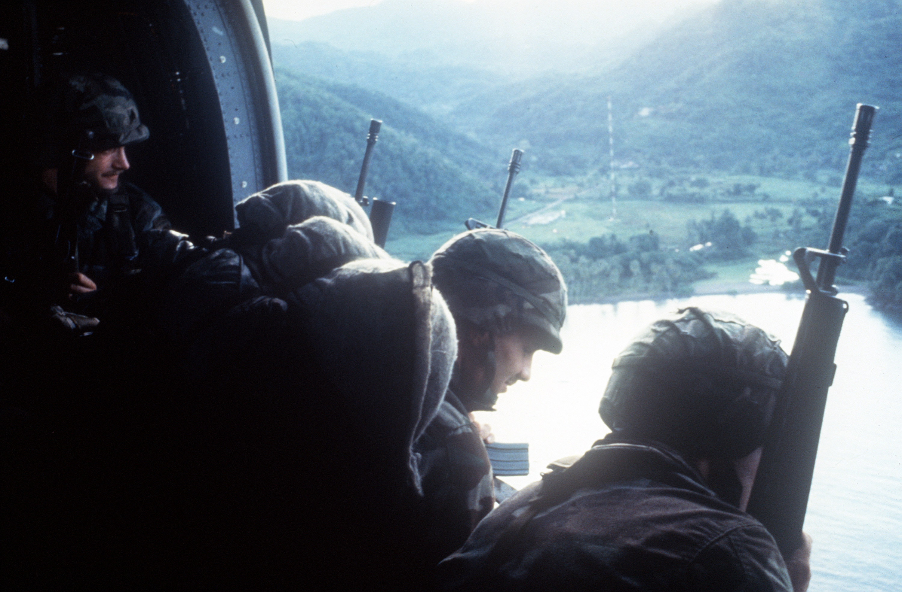 members-of-the-82nd-airborne-division-are-airlifted-into-a-landing-zone-by-2b5733.jpg